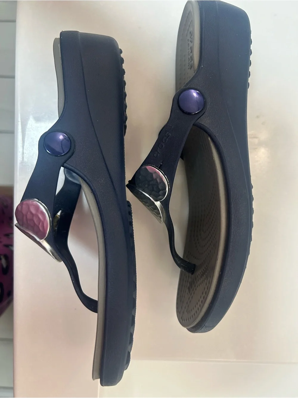CROCS SANRAH Hammered medallion wedge sandals. NEW? Navy size 5